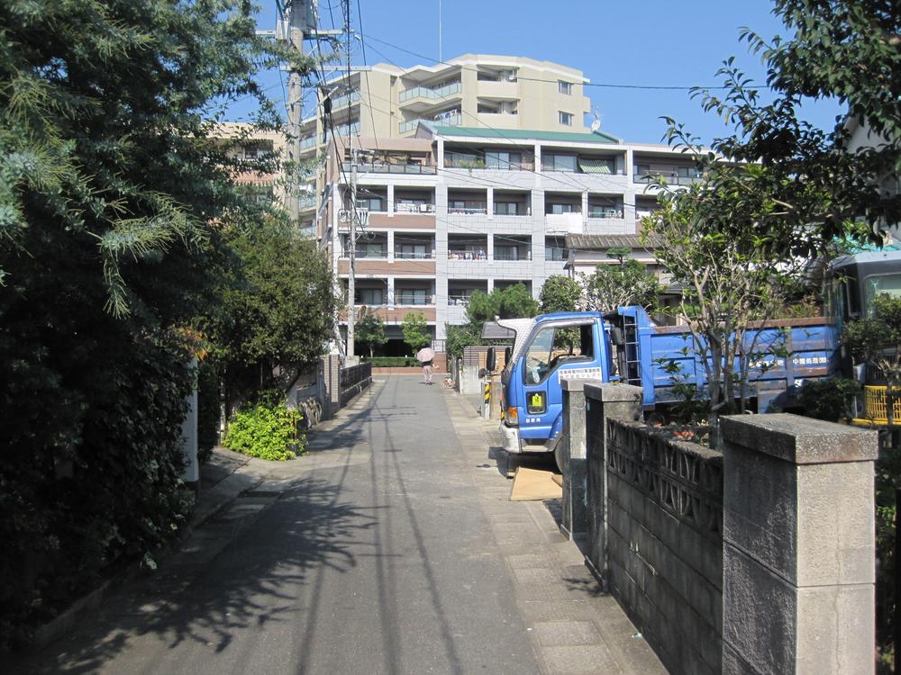 Local photos, including front road. Lighting is also a good quiet residential area.