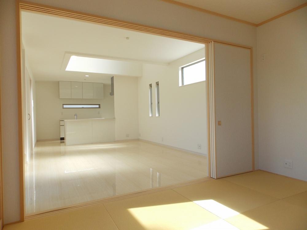 Same specifications photos (Other introspection). Japanese-style room is (^_^) / Because it is Tsuzukiai of the living usually is open to spacious (^ o ^) Transformed into (^_^) a little private room at the time of visitor /