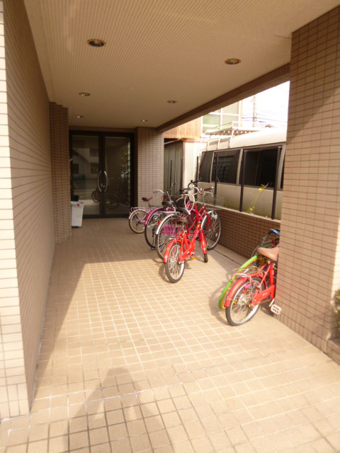 Other common areas. Not wet in the rain because there is also a roof!