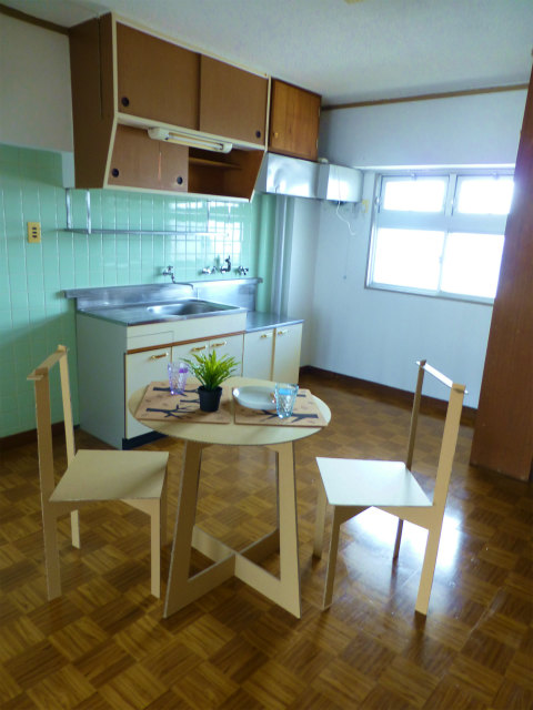 Living and room. Like this and put the dining table