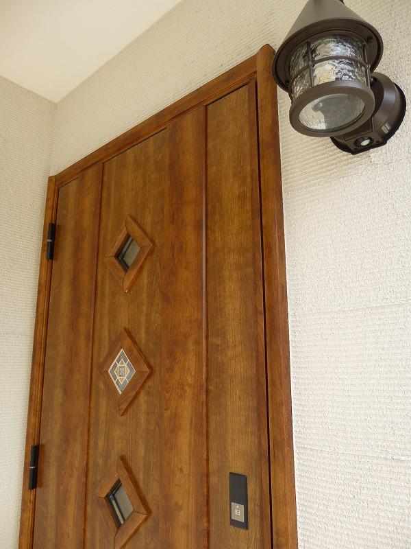 Entrance. Even the front door to welcome guests, It becomes designed door of the wooden wind. Convenient electronic key system adopted.