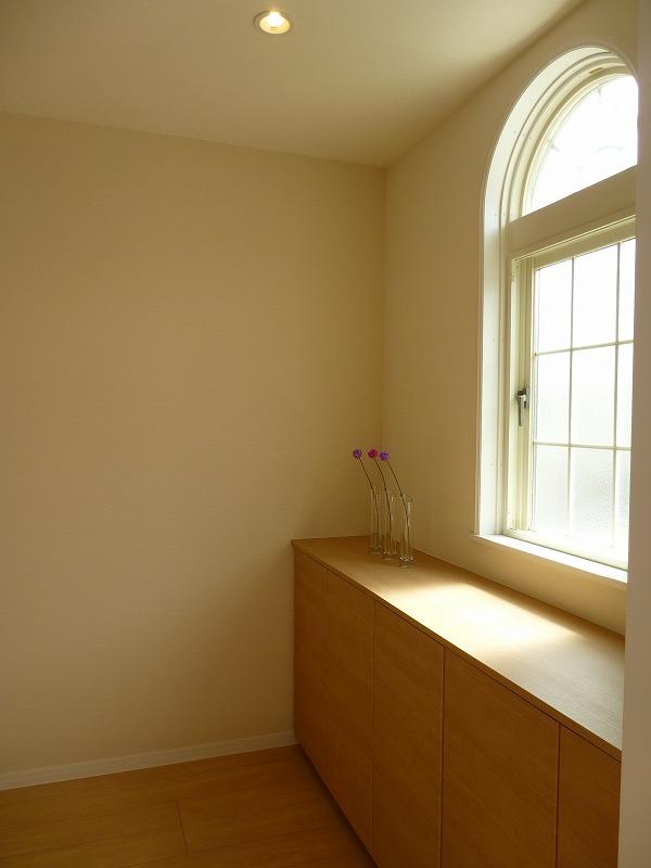 Entrance. It is a light entrance of gentle as sunlight filtering through trees. Footwear box / Shoes in cloak / Hanger pipe