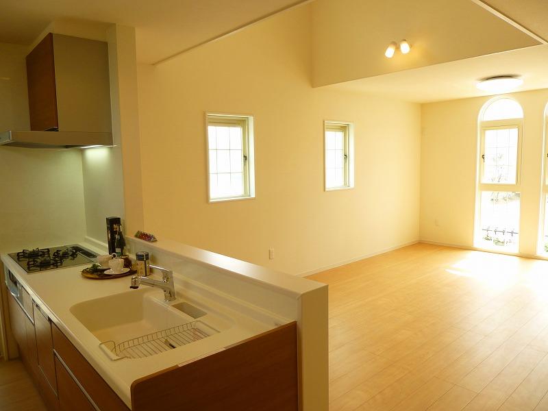 Kitchen. Bright LDK which the light is plugged. Gas stove in the kitchen Kirakukku adopted. Topcoat on the glass coat, And hydrophilic aqua coat is applied over the, Easy to clean. Essential dish washing and drying machine to shorter working hours of housework is standard equipment.