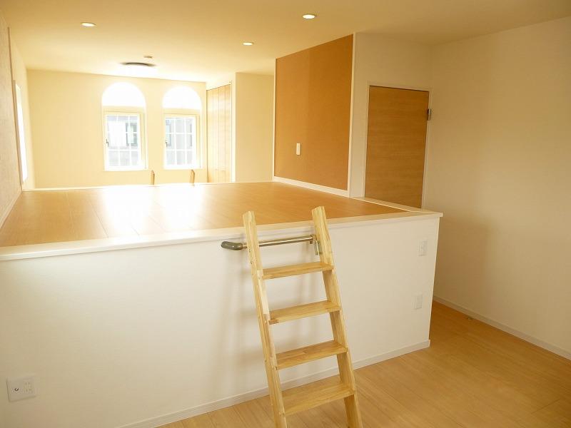 By providing the half atrium on the first floor, Ensure the up-loft on the second floor. The first floor enjoy the feeling of opening because of the high ceilings, Second floor of up loft You can use it as a playground of the housing and children. Please contact us in the future because the partition is also possible.