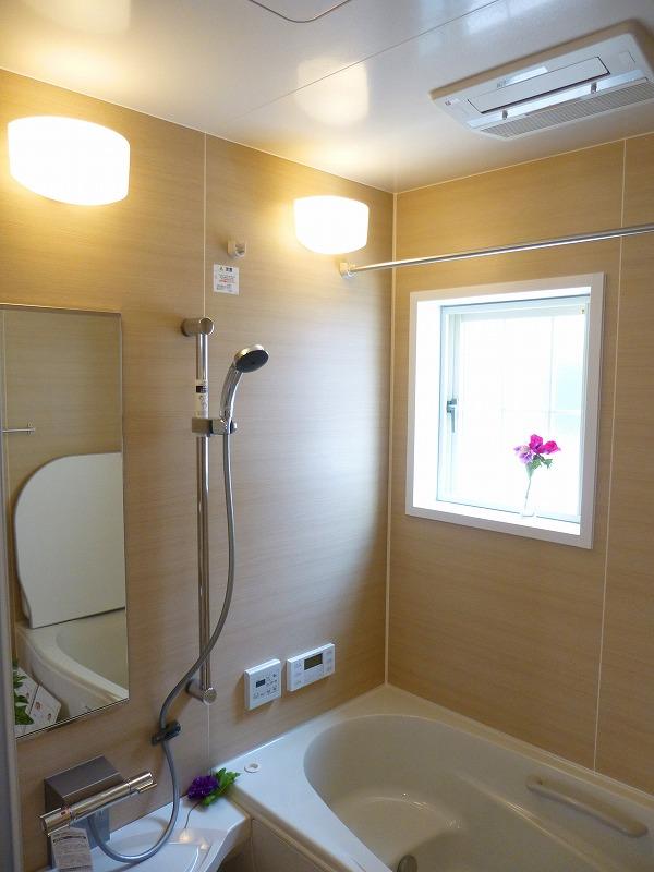 Bathroom. Mist sauna equipped. Grain of misty warm water wraps soften the whole body, Suggestions of the new style input that your skin can be sweating easier in a short period of time while maintaining the moisture. Thermo bus floor / Warm bath / Bathroom heating ・ Drying ・ With ventilation function