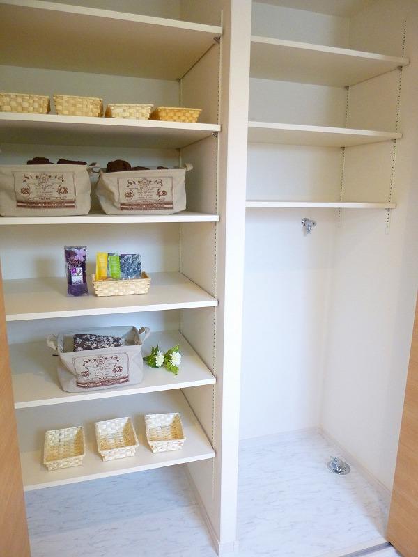 Wash basin, toilet. Basin is the room of linen cabinet. The inside of the washing machine is also housed. To the washroom and refreshing.