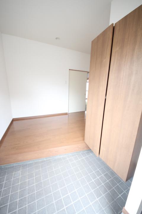 Local appearance photo. Local (12 May 2013) Shooting