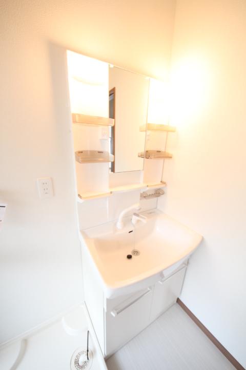 Wash basin, toilet. Local (12 May 2013) Shooting