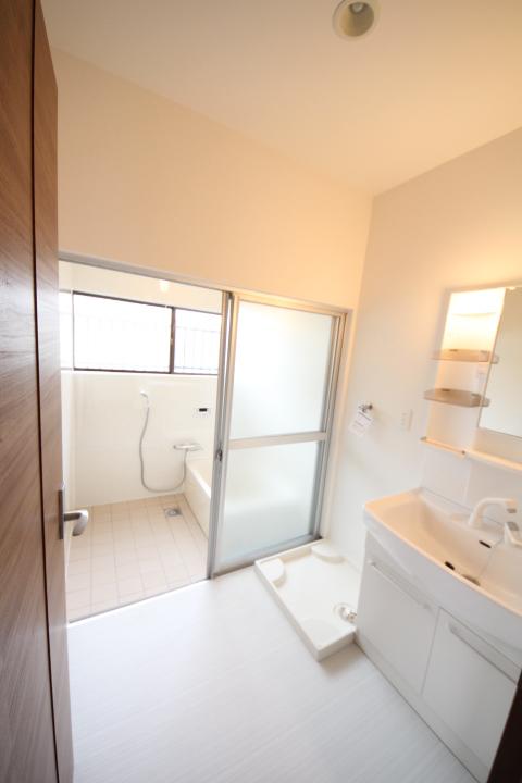 Bathroom. Local (12 May 2013) Shooting