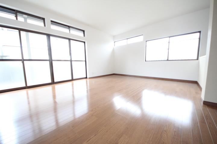 Living. Local (12 May 2013) Shooting