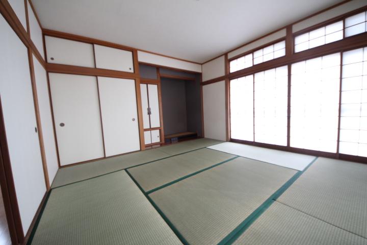 Non-living room. Local (12 May 2013) Shooting