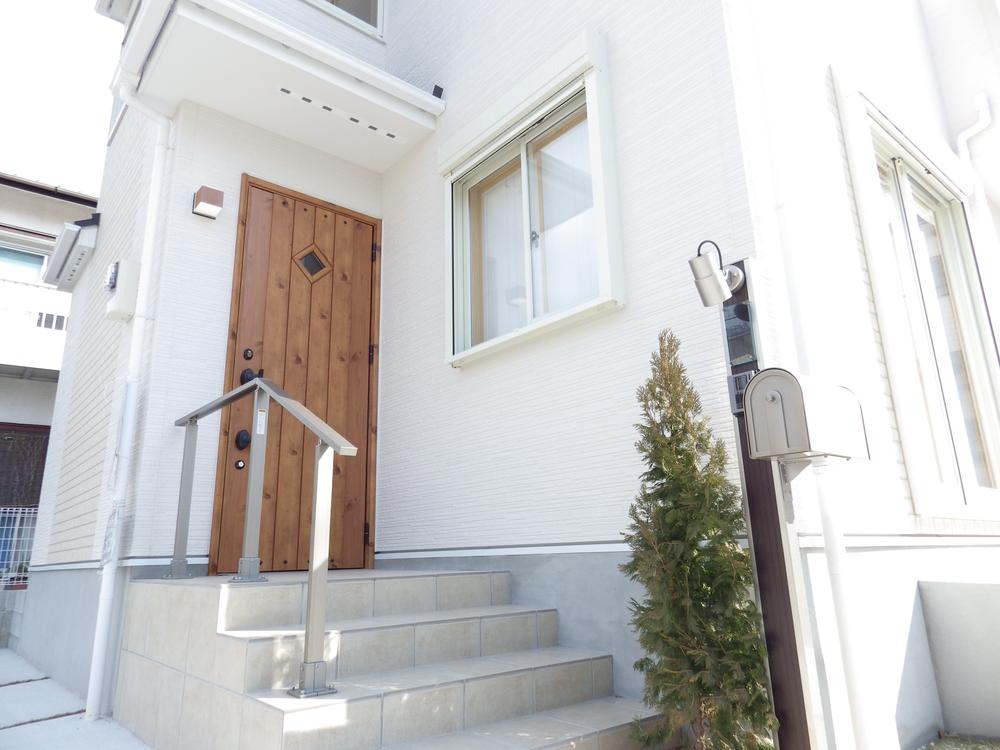 Entrance. Also has a symbol tree.