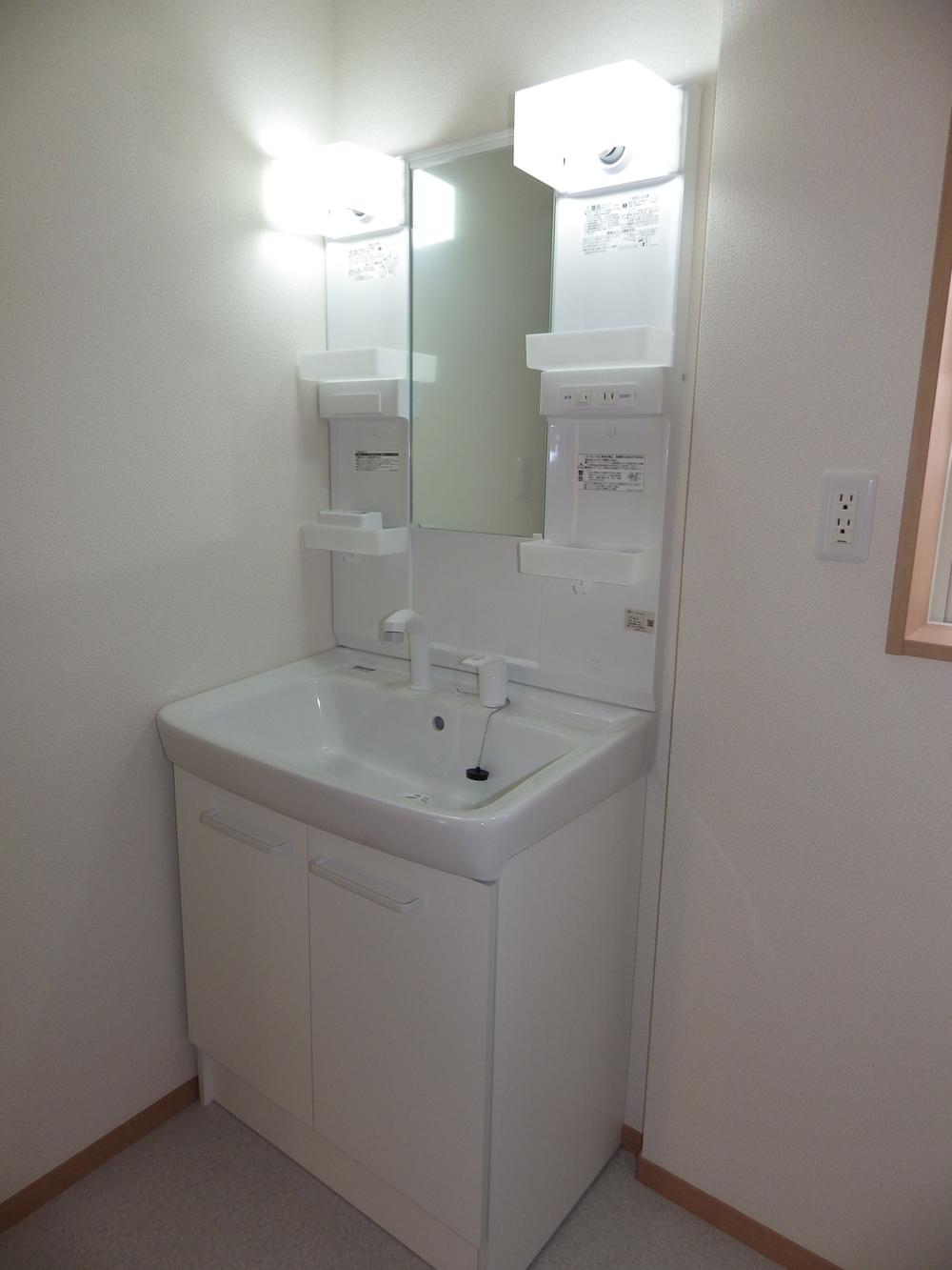 Wash basin, toilet. Shampoo dresser