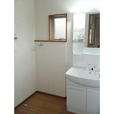 Wash basin, toilet. Basin dressing room of the small window with!