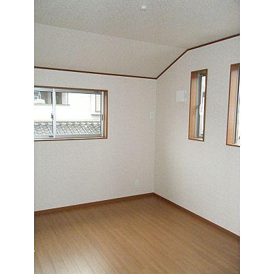 Non-living room. Sansan and day and then insert from each room window!