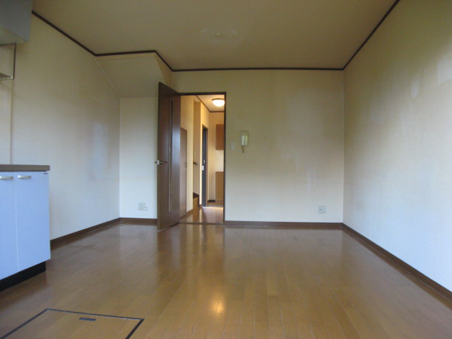 Living and room. Spacious work and placement easy to LDK