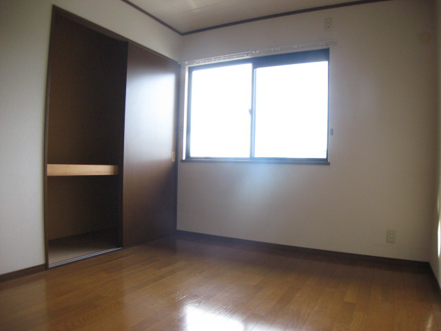 Living and room. Bay window is also available bright rooms