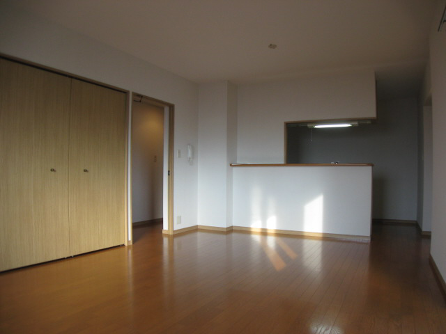 Living and room. Spacious space of LDK15 quire over. Good per sun.