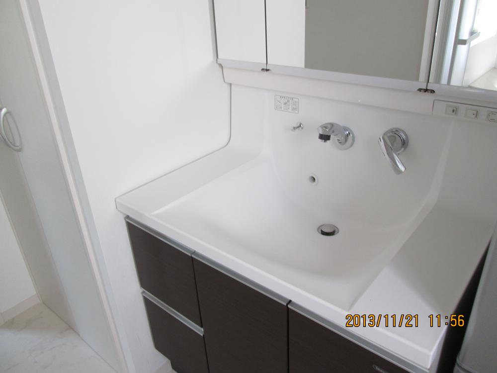 Wash basin, toilet. No. 4 place