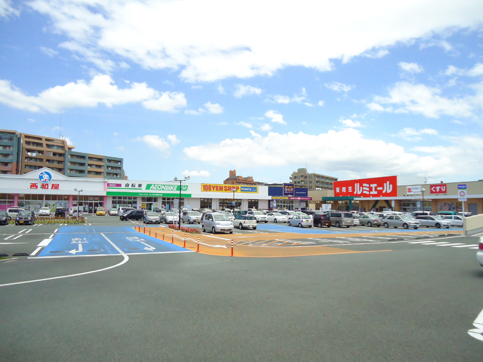 Shopping centre. Frespo Hanamigaoka until the (shopping center) 825m