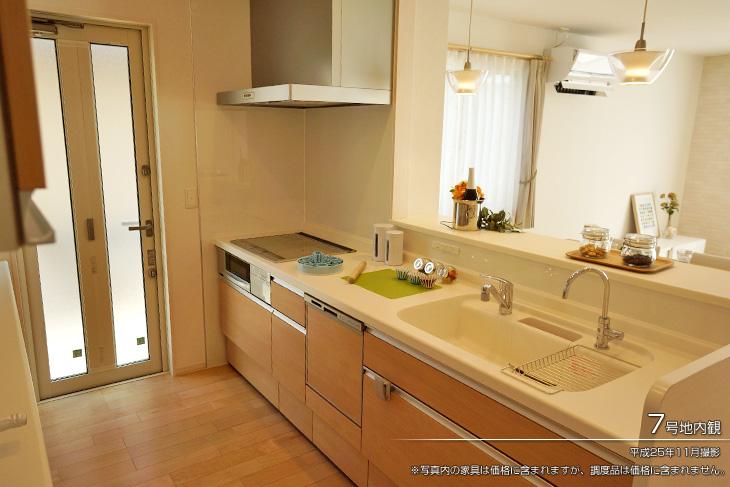 Kitchen.  [No. 7 land] [Introspection Photo] 2013 November shooting  ※ While photos of the furniture is included in the price, Furnishings are not included in the price.