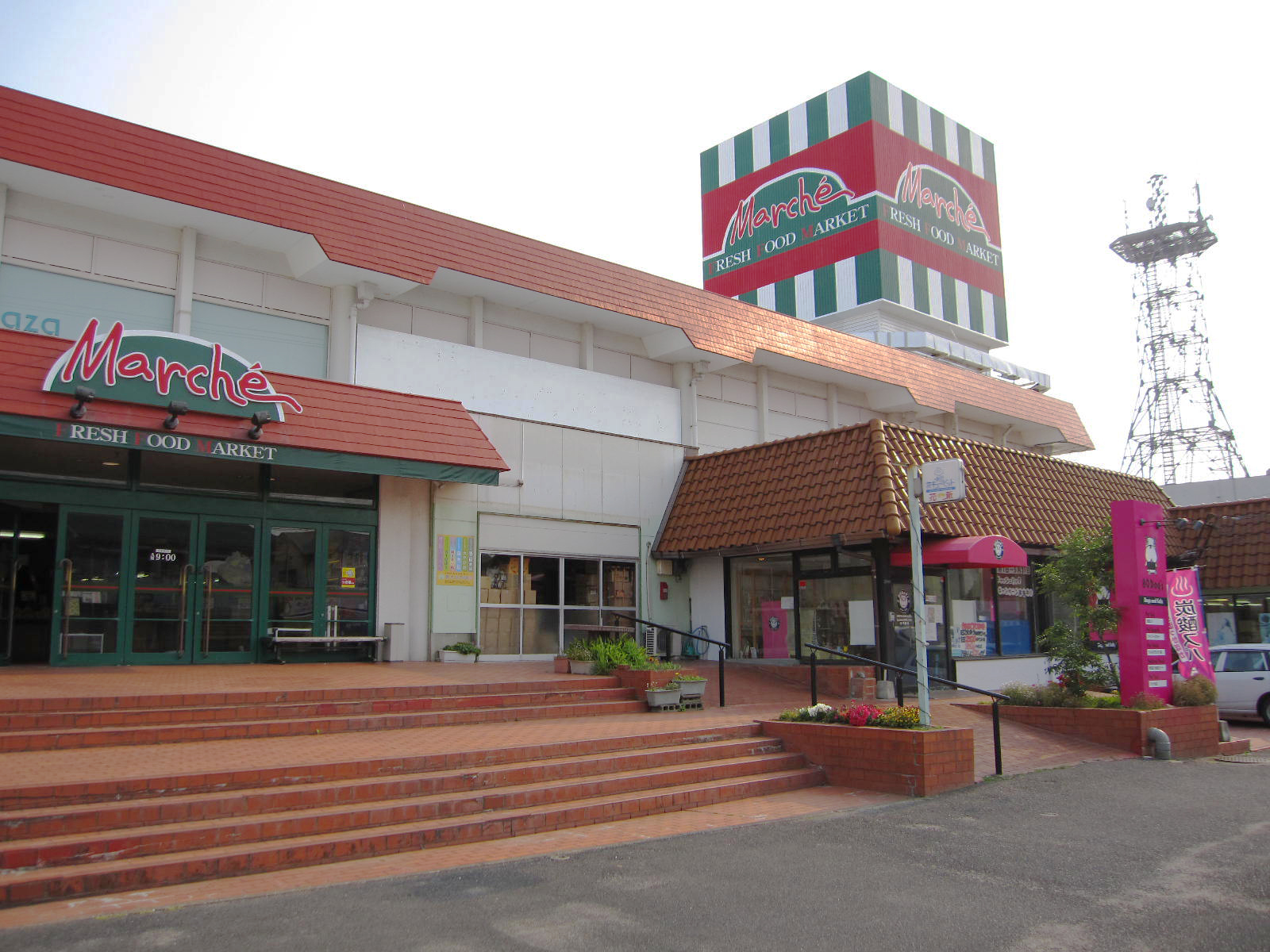 Shopping centre. Shopping Plaza Fossette included up to (shopping center) 933m