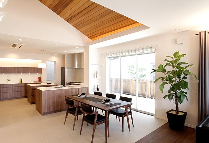 Model house photo. Marina Street model home [Living-dining] This exhibition hall was OPEN in March this year. Even in such a large urban space of the site constraints, To provide users with a three-dimensional manner possible, "the pursuit of light and wind.".