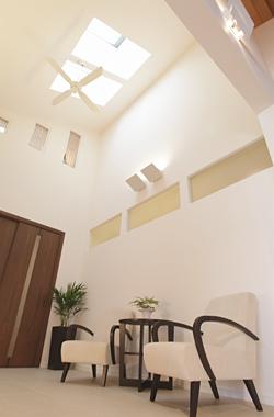 Model house photo.  [Marina Street model home] Inner coat warm light enters the family of the sun gather