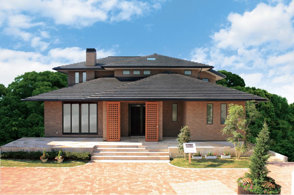 Model house photo.  [Symphony of the model home] Design that emphasizes a sense of distance of a comfortable 2 households. Living is a spacious space surrounding the fireplace.