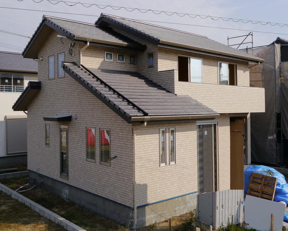 Local appearance photo. No. 4 place appearance face-to-face kitchen, Compact water around flow line, Housing wealth, All types LDK floor heating standard equipment! (2013 November shooting)