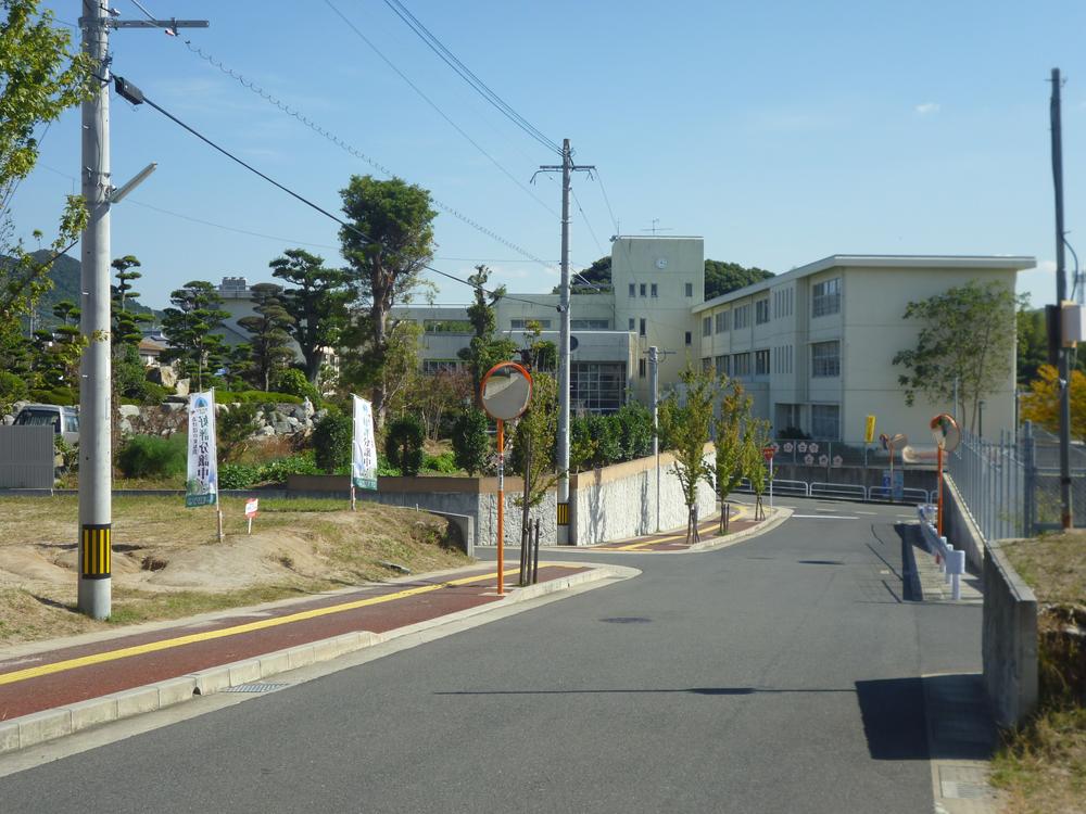 Local photos, including front road. Up to elementary school (2 minute walk)