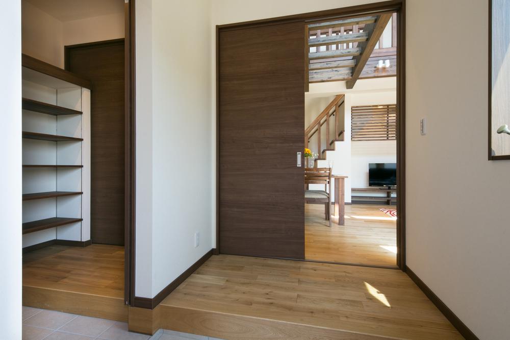 Shoes in cloak that can be various storage