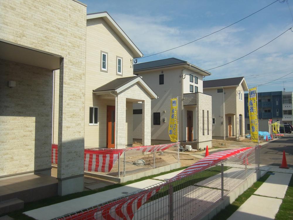 Local photos, including front road. Cityscape