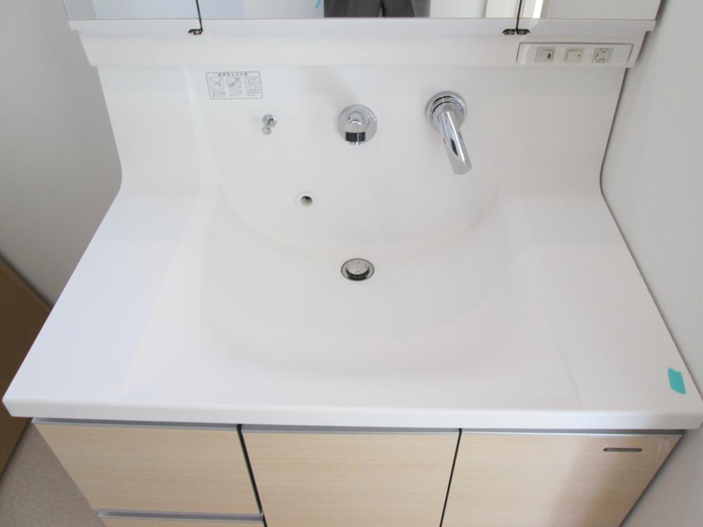 Wash basin, toilet. Interior