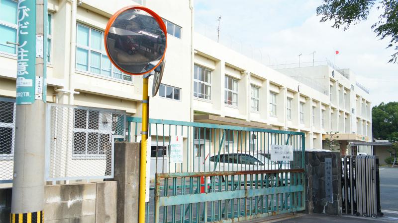 Primary school. Fukutsu stand Fukuma to elementary school 764m