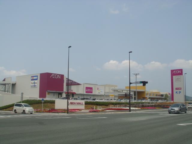 Shopping centre. About 1 km to the Aeon Mall Fu Tsu