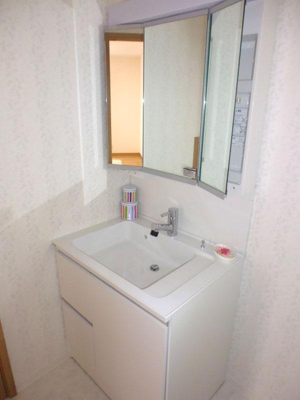 Wash basin, toilet. Indoor (12 May 2013) Shooting