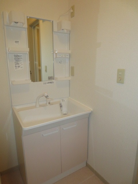 Washroom. Shampoo is Dresser new.