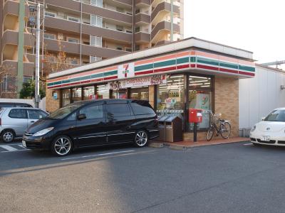 Convenience store. 450m to Seven-Eleven (convenience store)