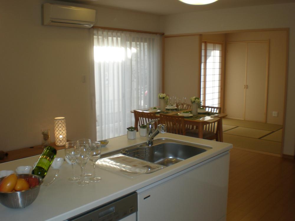 Living. Back door, Convenient kitchen underfloor storage. So has become face-to-face, You can children and the conversation even while cooking. Mandatory dishwasher to save time of housework is standard equipment.