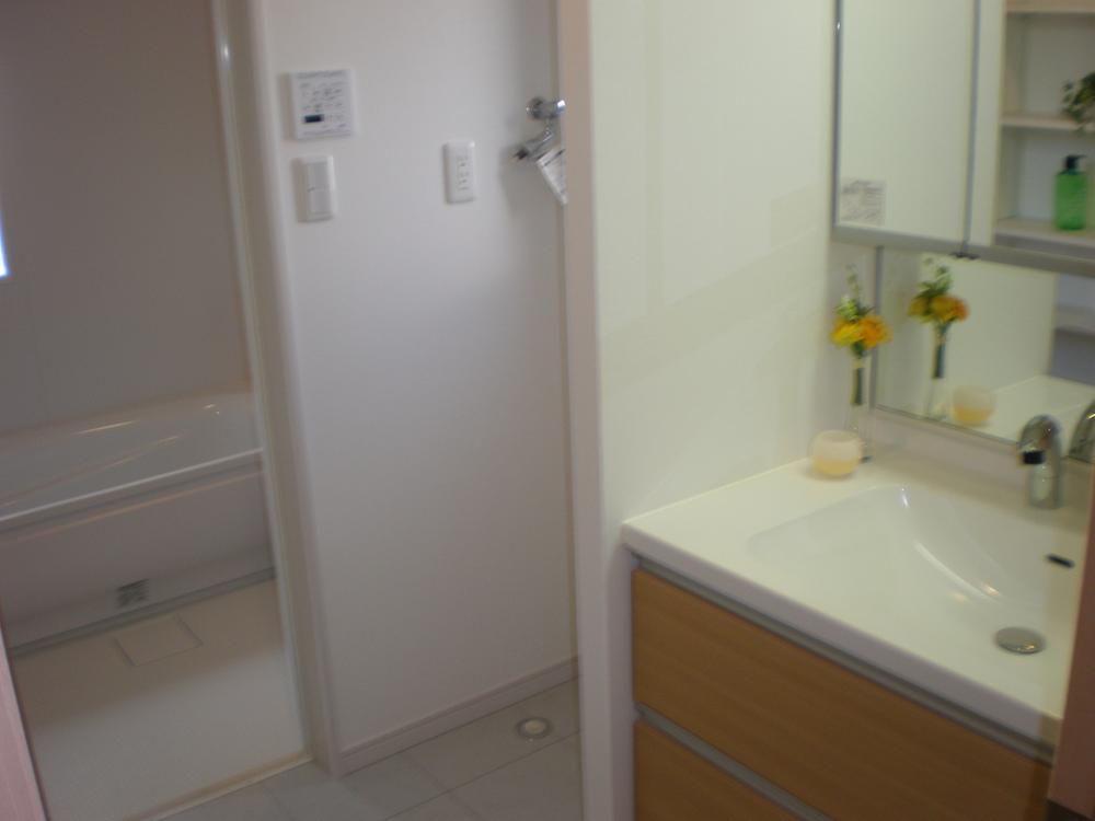 Wash basin, toilet. Washroom.