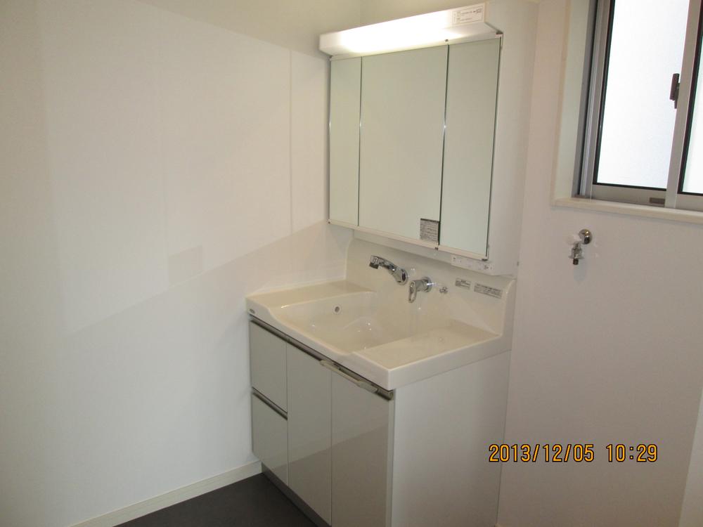 Wash basin, toilet. No. 2 place