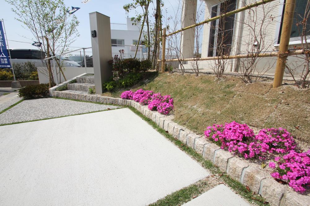 Approach from the parking space.