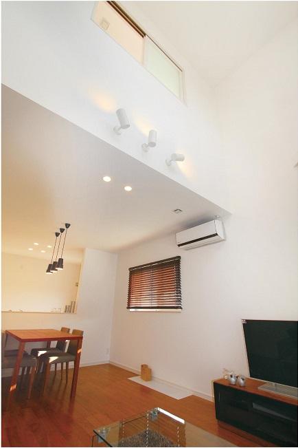 Living. TV board same cherry wood is the floor. Fabric of the dining chairs and sofas were unified in tea-based produce a space with a calm.