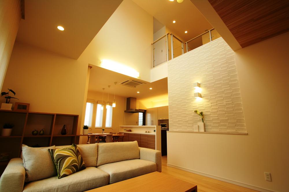 exhibition hall / Showroom. Open living room with a vaulted ceiling