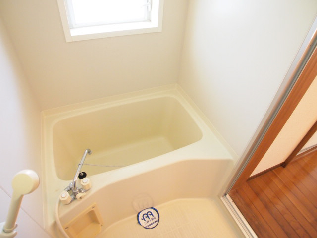 Bath. Pat ventilation there is a window. Clean bathroom.