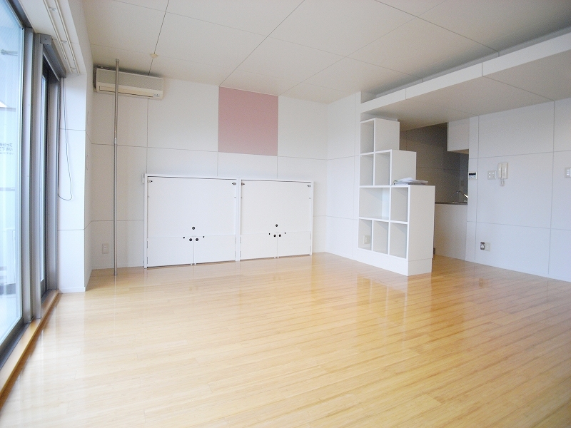 Living and room. Tsu wide