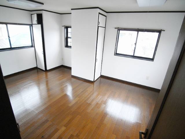 Other room space. A bright room with two-sided lighting! 