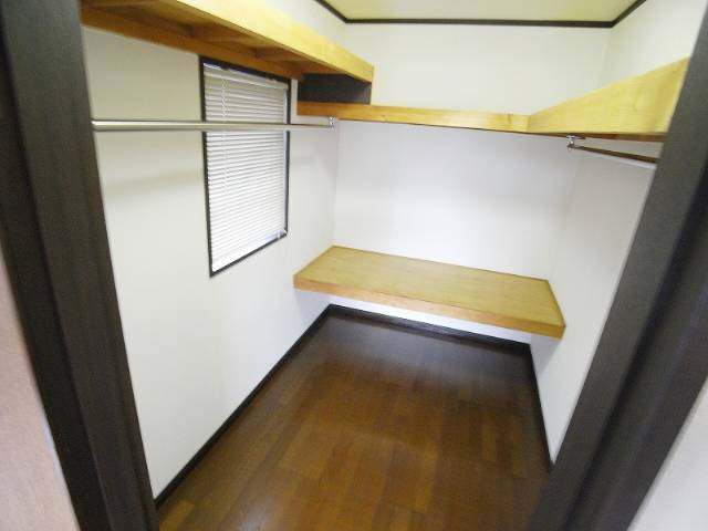 Receipt. Storage lot! Also equipped with a walk-in closet! 