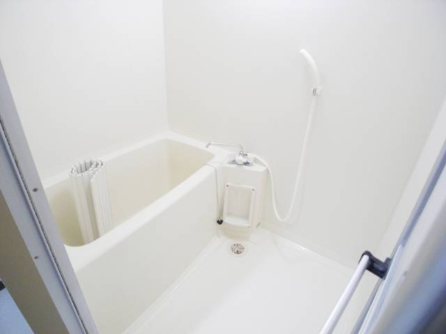 Bath. Comfortable bus